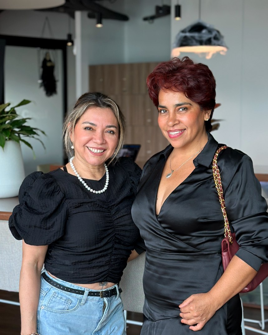 Jackeline Rivero acompañando a una profesional graduada